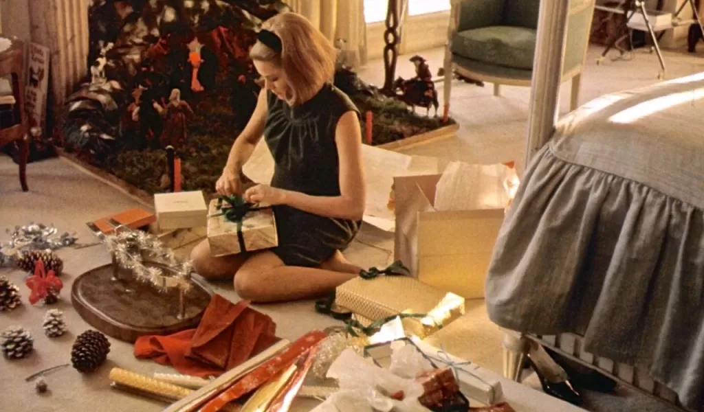 https://www.thedarlingacademy.com/assets/media/34r-grace-kelly-prepares-christmas-presents-on-the-floor-of-her-bedroom-1024x600.webp