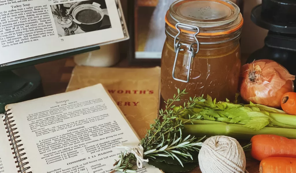 https://www.thedarlingacademy.com/assets/media/456r-how-to-make-chicken-stock-bone-broth-1024x600.webp